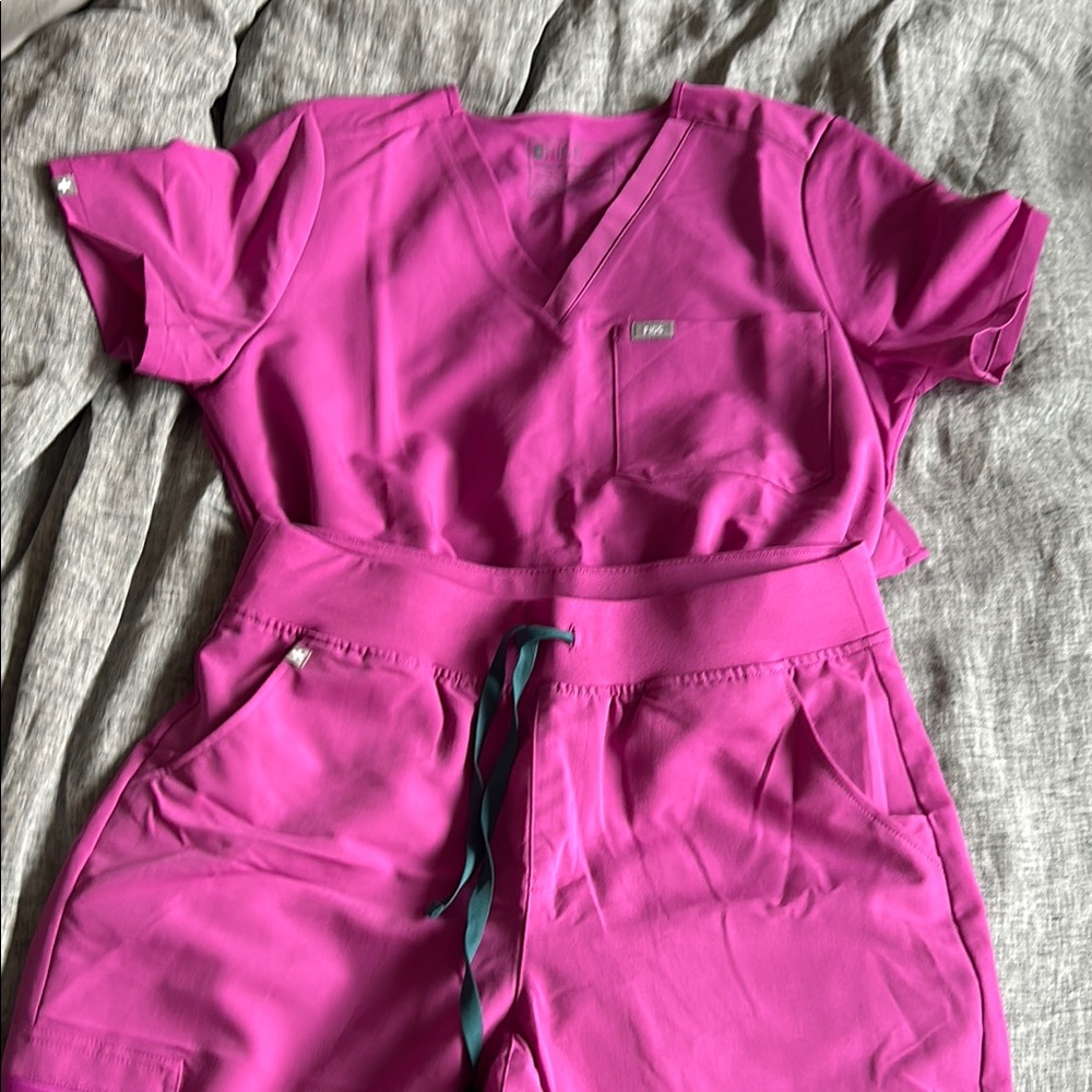 NWOT FIGS Fuchsia Scrub Set with Pockets, L